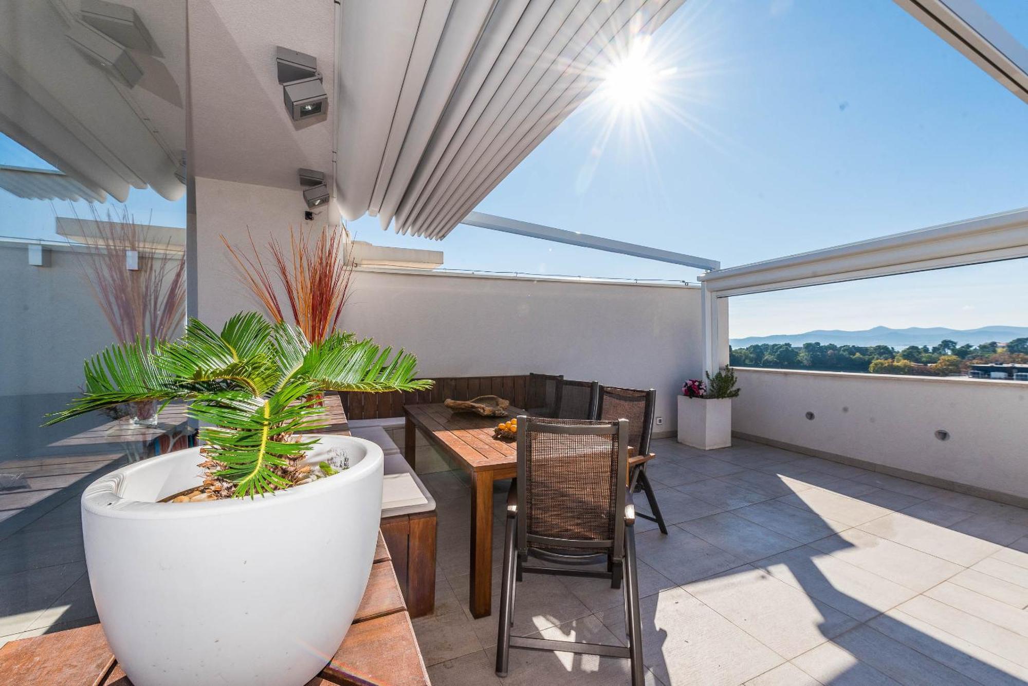 Apartment Penthouse With Roof Terrace With Jacuzzi