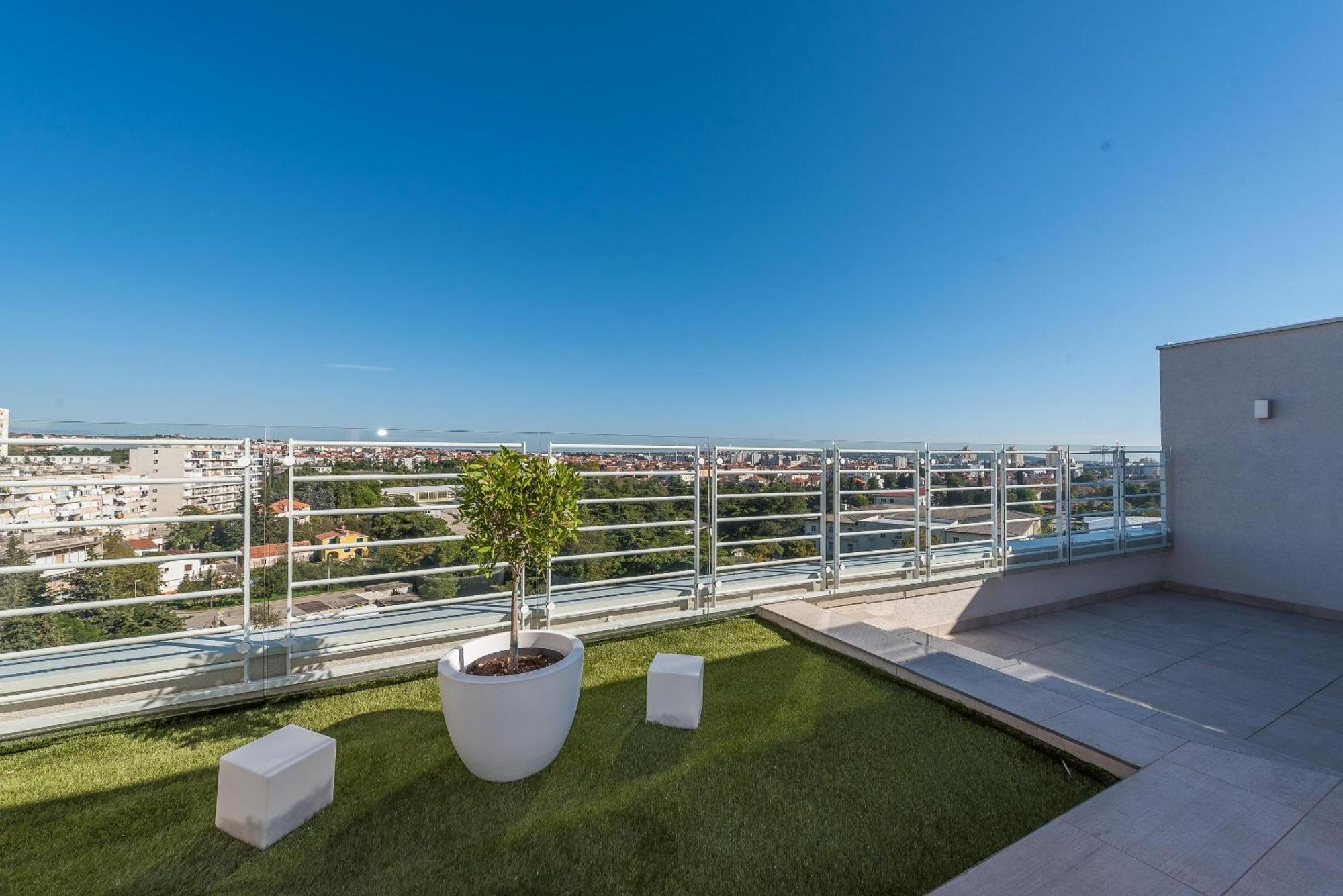 Apartment Penthouse With Roof Terrace With Jacuzzi *